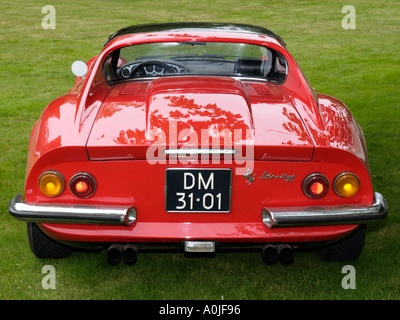 Rückseite von einer klassischen roten Ferrari Dino 246 GT geparkt auf dem Rasen Stockfoto