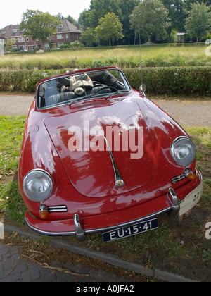 Klassische dunkelrot geparkten Porsche 356 mit fliegenden Jacke auf dem Rücksitz im Schatten vor dem Start einer Oldtimer-rallye Stockfoto