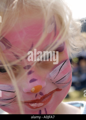 Junges Mädchen Katze Frau mit rosa Panther Make-up auf ihr Gesicht in die Kamera Lächeln Stockfoto