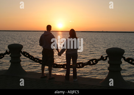 Cleveland Ohio, Lake Erie, Voinovich Park, Paar, Mann, Männer, Frau, Frauen, Sonnenuntergang, Natur, Natur, Landschaft, Landschaft, landschaftlich, Natur, Natur, Landschaft Stockfoto