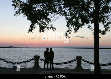 Cleveland Ohio, Lake Erie, Voinovich Park, Paar, Mann Männer männlich, Frau Frauen, Dämmerung, Abend, Nacht Abend, Dunkelheit, Dunkelheit, Sonnenuntergang, Natur, Natur, Landschaft, Stockfoto