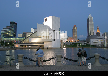 Cleveland Ohio, Lake Erie, Voinovich Park, Rock & Roll Hall of Fame Museum, Geschichte, Ausstellungssammlung ausstellen, fördern, Verkauf von Erinnerungsstücken anzeigen, Musik, e Stockfoto