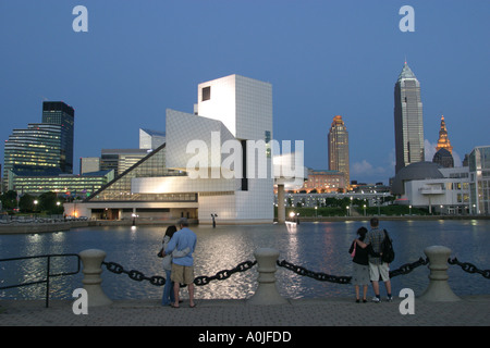 Cleveland Ohio, Lake Erie, Voinovich Park, Rock & Roll Hall of Fame Museum, Geschichte, Ausstellungssammlung ausstellen, fördern, Verkauf von Erinnerungsstücken anzeigen, Musik, e Stockfoto