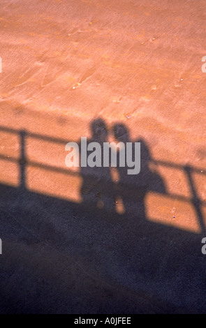 Schatten ein erwachsenes paar am Sandstrand Filey North Yorkshire England Stockfoto
