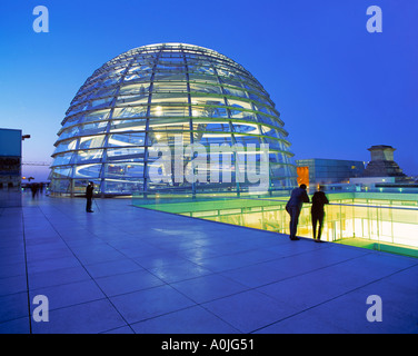 Berliner Reichstag Dach Terasse Kuppel von Norman Forster twilight Stockfoto