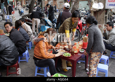 American Diner Essen auf dem Bürgersteig in Hanoi Vietnam Stockfoto