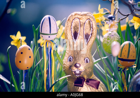 Bemalte Ostern Eiern Oudoor im Garten Chocalate Kaninchen Stockfoto