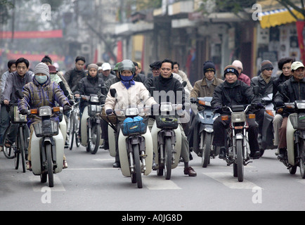 Motorräder bilden den morgendlichen Berufsverkehr in Hanoi Vietnam Stockfoto