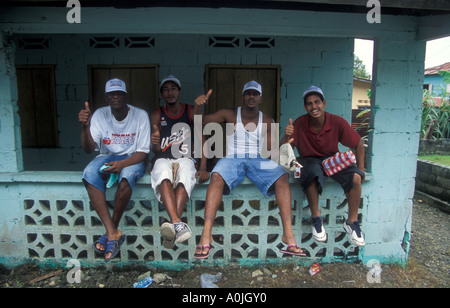 Jungen setzte sich auf einen Balkon auf dem Schwarzen Christus Festival Portobelo, Panama Stockfoto