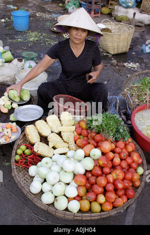 Eine Frau verkauft Obst und Gemüse am Hauptmarkt in Hue, Vietnam Stockfoto