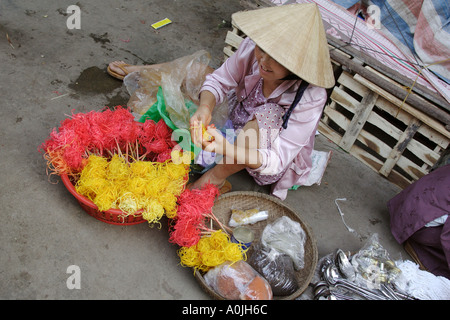 Kandierte Nudel Verkäufer auf einem Markt in Vietnam Stockfoto