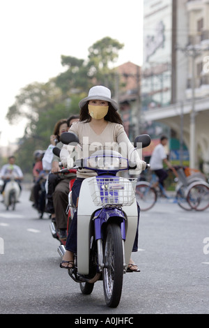 Frau auf einem Motorrad in Saigon Vietnam Stockfoto