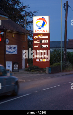 Preise für Benzin im Jahr 2006 an der Total Tankstelle in Suffolk, UK Stockfoto