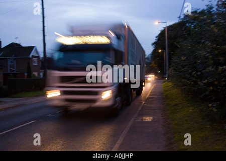 schnell bewegenden Feierabendverkehr durch das Dorf große Barton in Suffolk, UK Stockfoto