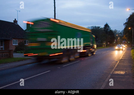 schnell bewegenden Feierabendverkehr durch das Dorf große Barton in Suffolk, UK Stockfoto