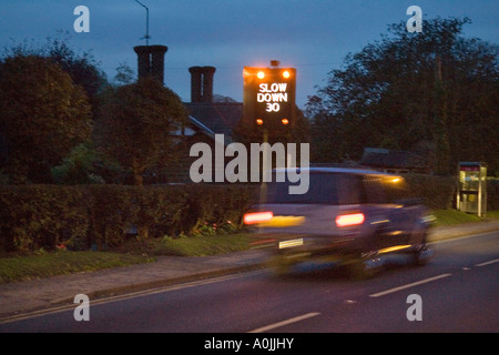 eine blinkende Geschwindigkeit Warnzeichen und Verkehr zu beschleunigen Stockfoto