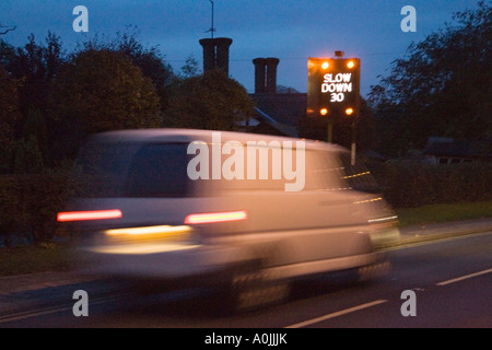 schnell bewegenden Feierabendverkehr durch das Dorf große Barton in Suffolk, UK Stockfoto