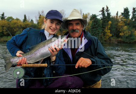 Südosten ALASKAS Katmai National Park Brooks Lodge, glückliche Frau Fischer und Freigabe Regenbogenforellen in den Bächen Rive Guide Stockfoto