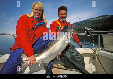 SÜDÖSTLICHEN ALASKA Glacier Bay glückliche Frau Fischer hält King Lachs fangen Stockfoto