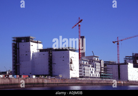 Plastikverpackte neue Wohnungen im Bau am Glasgow Harbour develpoment auf der Clyde Glasgow Scotland Stockfoto