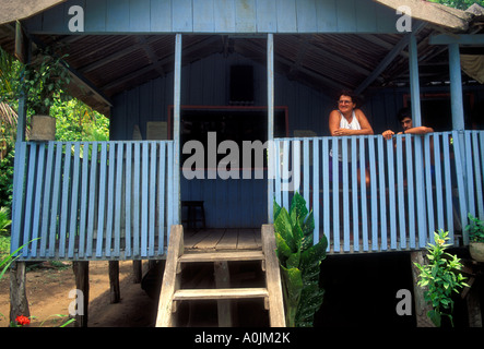 Brasilianische Frau, Haus auf Stelzen, Haus auf Stelzen auf Terra Nova Insel entlang des Amazonas Osten im Amazonas Manaus, Brasilien, Südamerika Stockfoto
