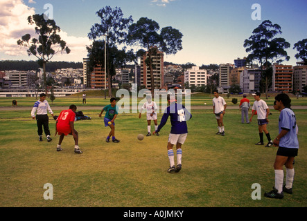 Männer, spielen Fußball, Fußballspieler, üben, Aufwärmen, La Carolina Park, Quito, Provinz Pichincha, Ecuador, Südamerika Stockfoto