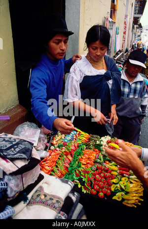 Ecuadorans, ecuadorianischen Volk, Straßenverkäufer, Ipiales Markt, Mercado Ipiales, Calle Sucre, Quito, Provinz Pichincha, Ecuador, Südamerika Stockfoto