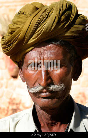 Rajasthani Mann in einem Dorf in der Wüste Thar, Rajasthan, Indien Stockfoto