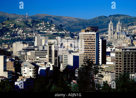 Ansicht von oben Stadtbild der Hauptstadt Quito Umgeben von Anden in der Provinz Pichincha, Ecuador Südamerika Stockfoto