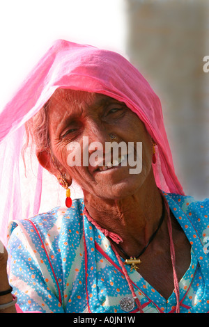 Bishnoi Frau in der Wüste Thar, Rajasthan, Indien Stockfoto