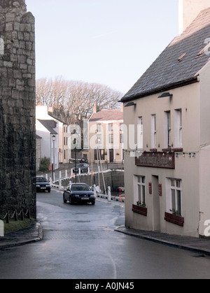 Die schmale Straße vorbei am Klee Pot Pub in Castletown Stockfoto