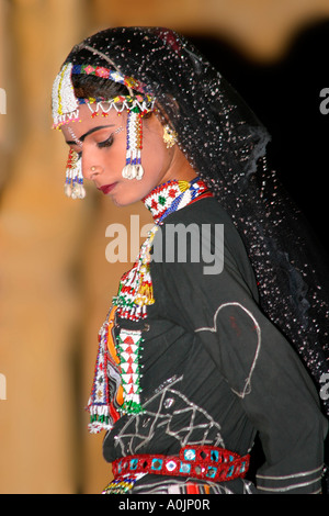 Rajasthani Tänzer in Tracht am Lalgarh Palace, (auch bekannt als das Laxmi Niwas Hotel), Bikaner, Rajasthan, Indien Stockfoto