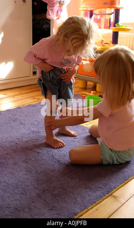 Mädchen, ein Pflaster auf ihre Schwestern Bein Kinder spielen, Ärzte und Krankenschwestern Stockfoto