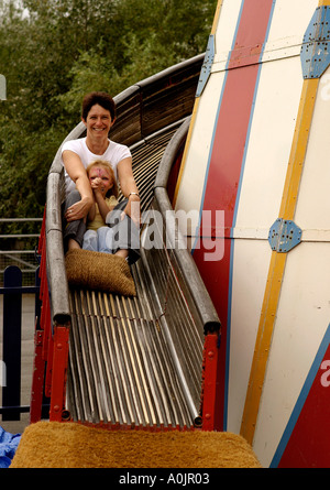 Mutter und Tochter auf Helter skelter Stockfoto