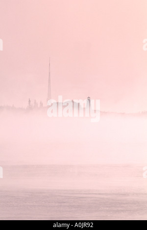 Leuchtturm im Meer Nebel Stockfoto