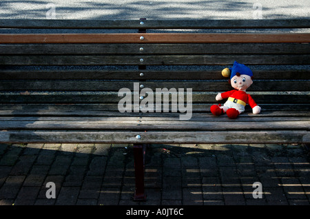 Lustiges Foto des verlorenen Noddy-Spielzeugs, das in Royal Tunbridge Wells, Kent, auf der Bank hinterlassen wurde. Gedreht am Gedenktag im Jahr 2004, was eine andere Bedeutung hat. Stockfoto