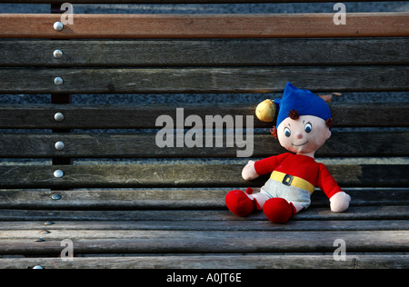 Lustiges Foto des verlorenen Noddy-Spielzeugs, das in Royal Tunbridge Wells, Kent, auf der Bank hinterlassen wurde. Gedreht am Gedenktag im Jahr 2004, was eine andere Bedeutung hat. Stockfoto