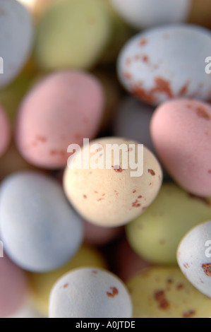 Klein, gezuckert, getuckelt, Mini, Ostereier. In realistischen, weichen, dezenten Pastellfarben; weiß, Creme, Rosa, Blau und Grün. Enge Schärfentiefe. Stockfoto