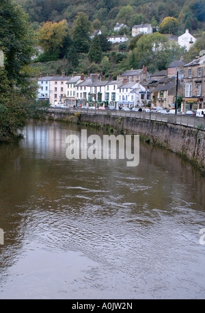 Blick auf den Fluss Derwent in Matlock Bath, Derbyshire, England im Oktober 2006. Stockfoto
