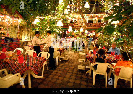 Kohl und Kondome Restaurant in Bangkok Thailand dieses Restaurant zu einer Kette wurde eingerichtet, von der Familienplanung Kämpferin Mechai Viravaidya in 1986 Diners Essen draußen im Garten unter einem Baldachin von Märchenlichtern 13 10 13 10 13 10 Stockfoto