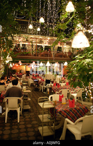 Kohl und Kondome Restaurant in Bangkok Thailand dieses Restaurant zu einer Kette wurde eingerichtet, von der Familienplanung Kämpferin Mechai Viravaidya in 1986 Diners im Freien unter einem Baldachin von Märchenlichtern 13 10 13 10 13 10 Essen Stockfoto