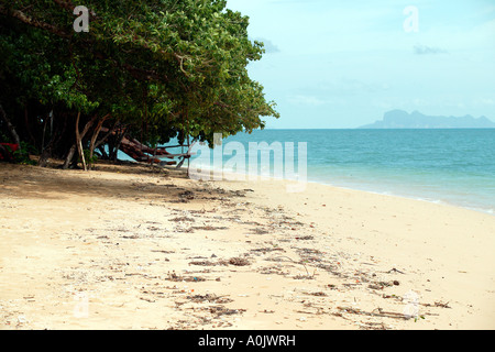 Ein ruhiger Strand auf der Insel Bu Bu im südlichen Thailand diese ist eine der kleinsten Inseln und hat keine Einwohner nur Ferienbungalows Stockfoto