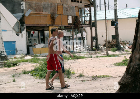 Freiwillige helfen mit dem Umbau des Hotels im Süden Thailands, Kho Phi Phi, die vom Tsunami Dezember 2004 zerstört wurden Stockfoto