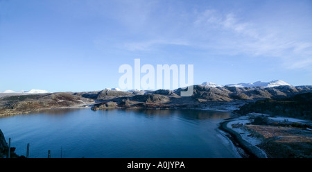 Ein Panorama-Weitblick auf Gruinard Bay und ein Teallach ganz rechts, Nord-West-Schottland, auf der Route der Nordküste 500 Stockfoto