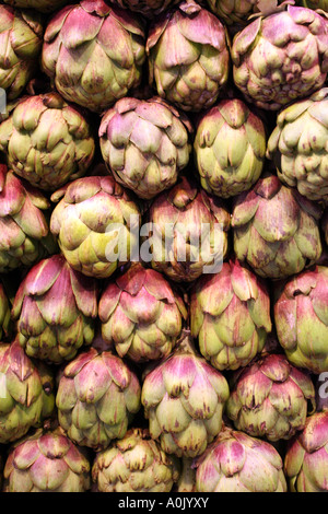 Artischocken für den Verkauf auf einem Marktstand auf dem Mercat St. Josep La Boqueria-Markt auf der La Rambla in Barcelona Spanien Stockfoto