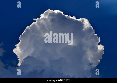 weiße Wolke am blauen Himmel Stockfoto