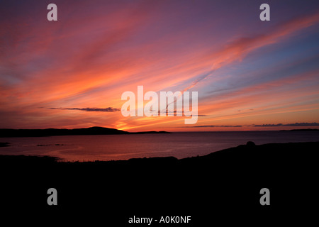 Sonnenuntergang über Gruinard Bay, Wester Ross, Nordwest Schottland, Mittsommer um Mitternacht, auf der Route der Nordküste 500 Stockfoto