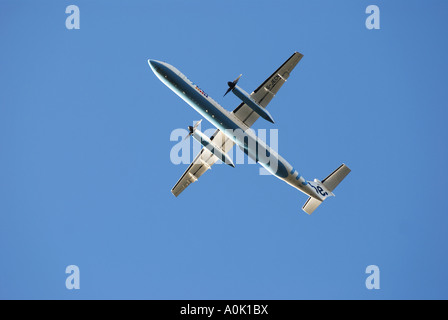 Flybe Dash 8 Flugzeuge abheben am Flughafen Birmingham, West Midlands, England, UK Stockfoto