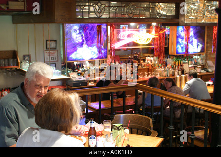 Toledo Ohio, Murphy's Place, Essen, Essen gehen, Essen, reden, Unterhaltung, Kommunikation, Paar, Erwachsene Erwachsene Männer Männer männlich, Frau Frauen weibliche Dame, Bars Stockfoto