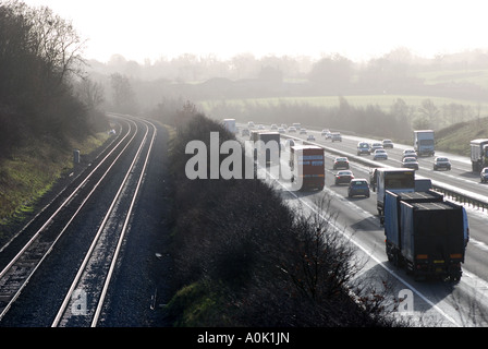 Eisenbahnlinien parallel zur Autobahn M40, Rowington, Warwickshire, England, Großbritannien Stockfoto